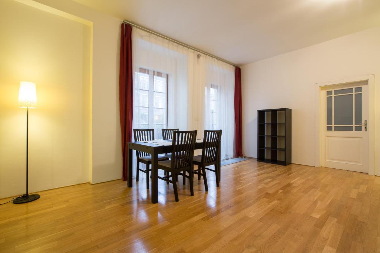 Elegant Apartment With Free Garage In The Center Of ปราก ภายนอก รูปภาพ